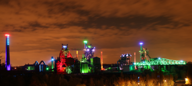 Bunte Beleuchtung und ein Krokodil im Landschaftspark Duisburg