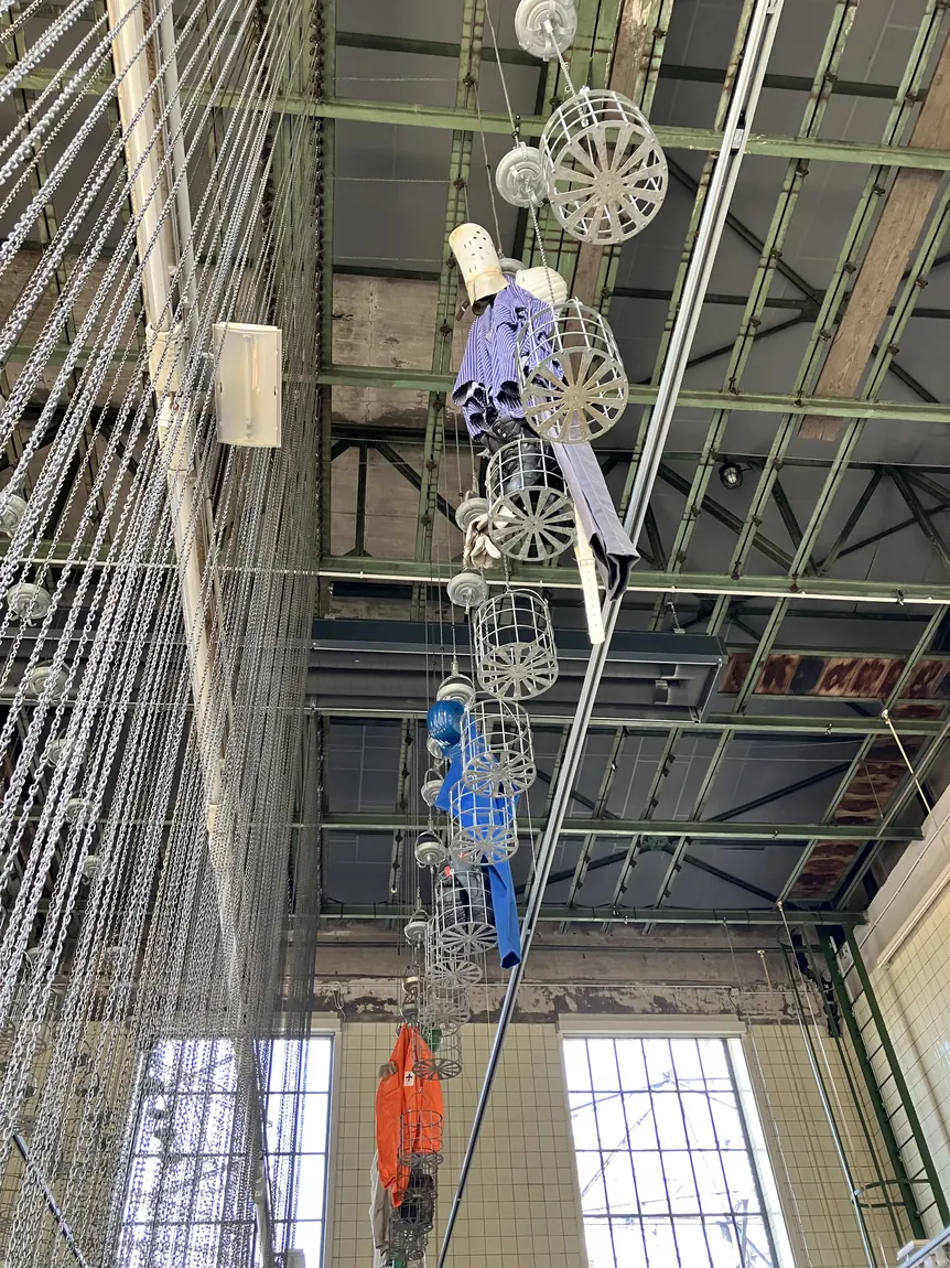 Kunstinstallation mit Figuren und Metallkörben in der Weißkaue der Kokerei Hansa